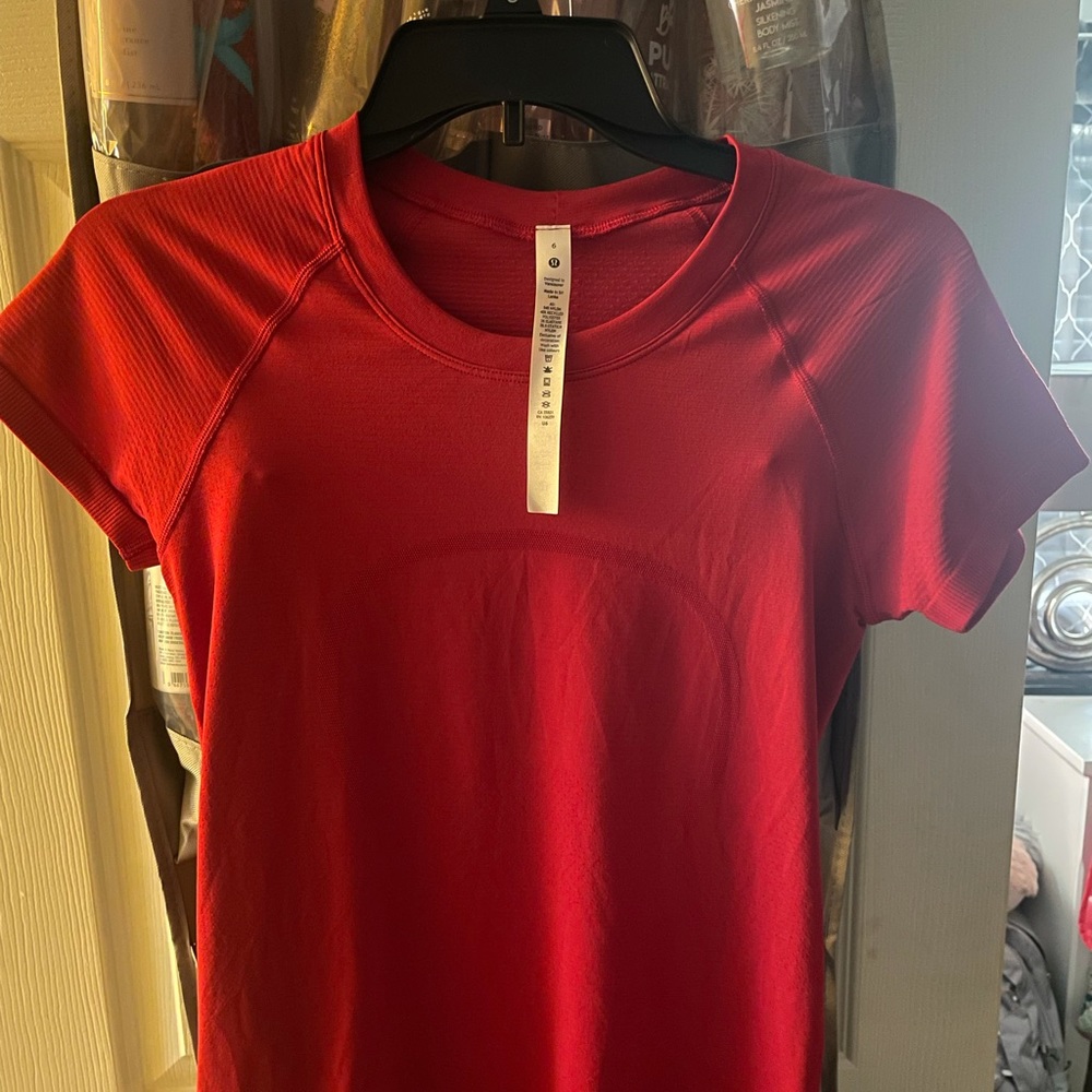 Red Lululemon swiftly shirt!!